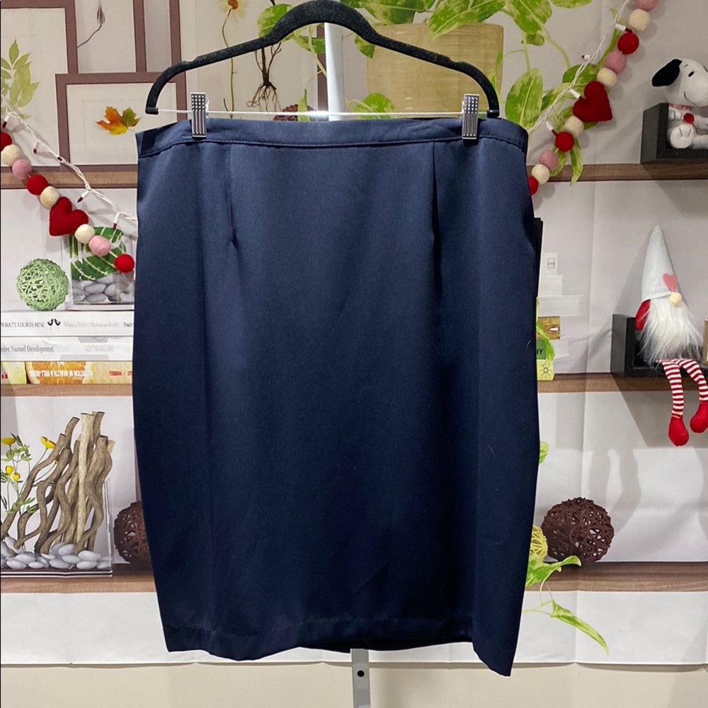 Laura Scott  Navy Blue Skirt NWT waist is 20 with stretch and length is 26